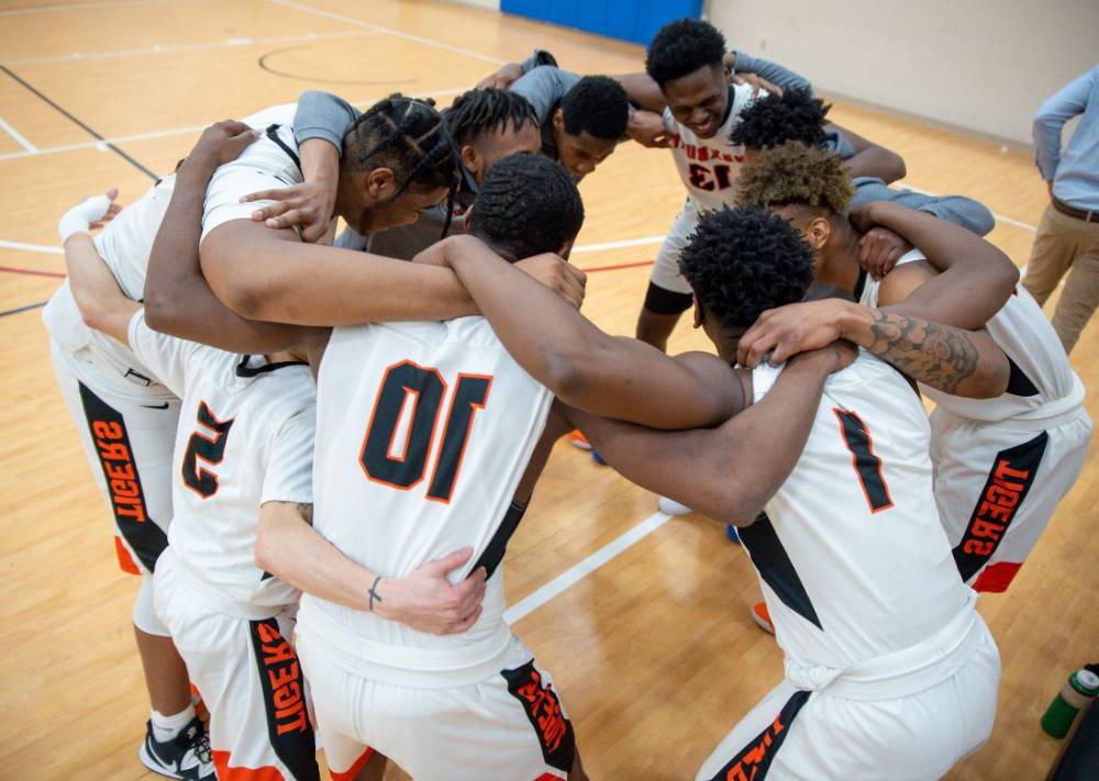 mens basketball huddle on court